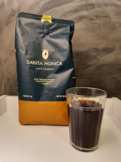 Hoje de manhã fui de Santa Mônica Gourmet, um bom café, com baixa acidez e bem aromático. 