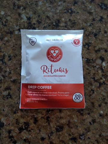 Mais uma boa surpresa este café especial em método Drip. De incrível aroma adocicado que lembra mel, tem coloração avermelhada escura e sabor suave e adocicado, mas que nem por isso deixa de ser marcante. Pontuação: 88+.