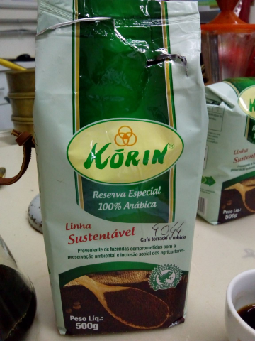 Produzido com café certificado Rainforest. Café de bebida dura, encorpado com notas de pão tostado e madeira