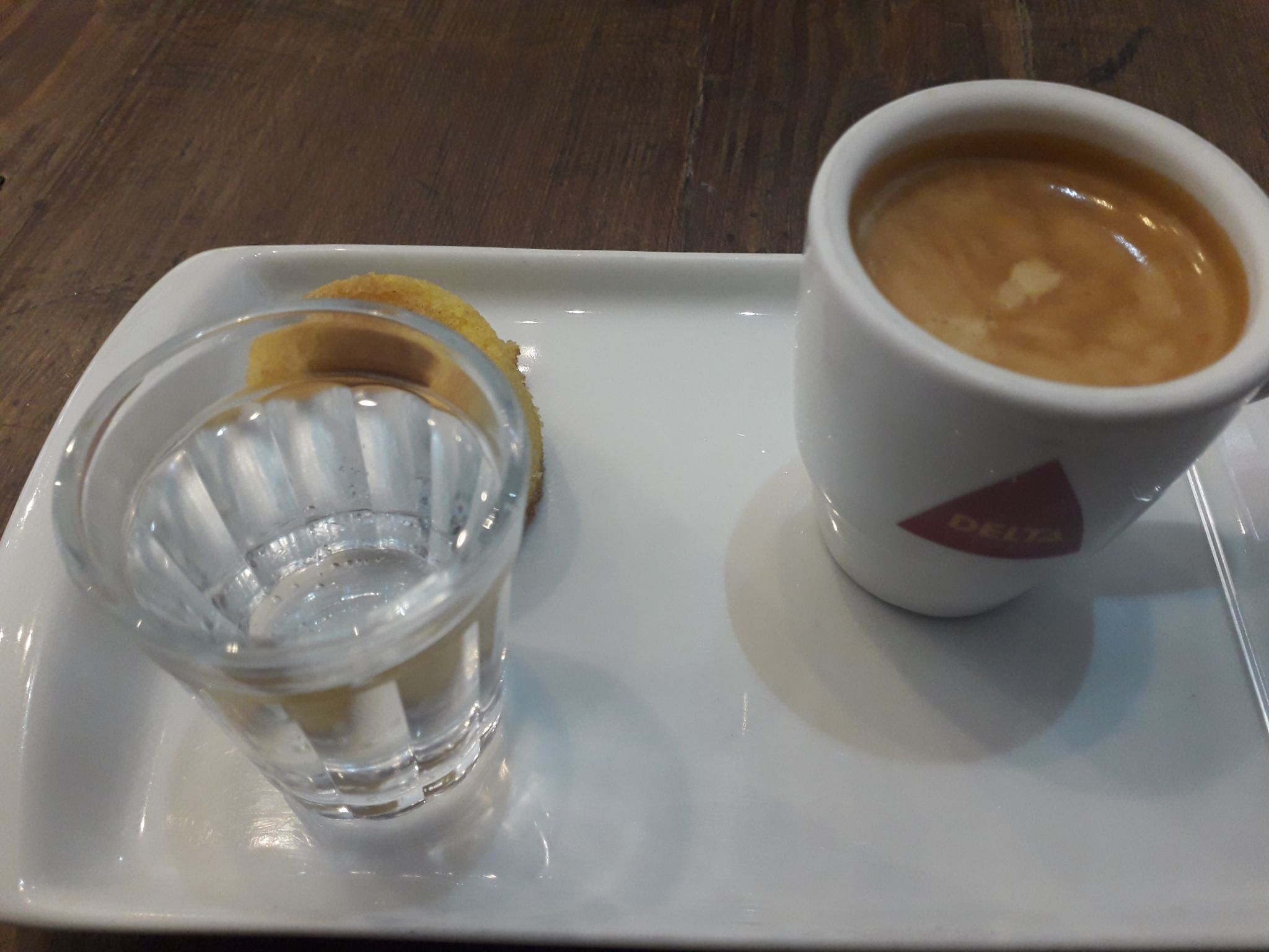 Um espresso com bolinho de fubá que foram uma combinação perfeita ♡