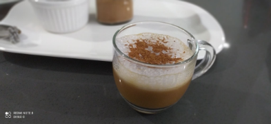 Hoy prepare un delicioso Capuchino con leche de almendras y un toque de canela; es un cafe muy suave porque la leche de almendras no es para nada pesada.