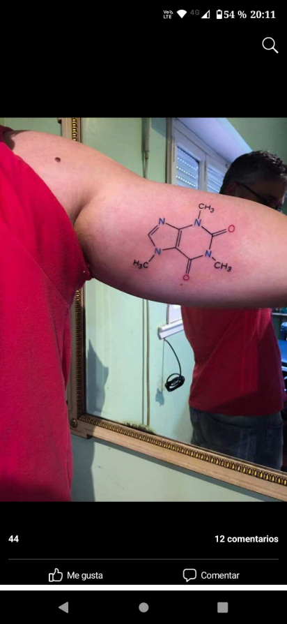 Tatuaje de la fórmula química de la cafeina