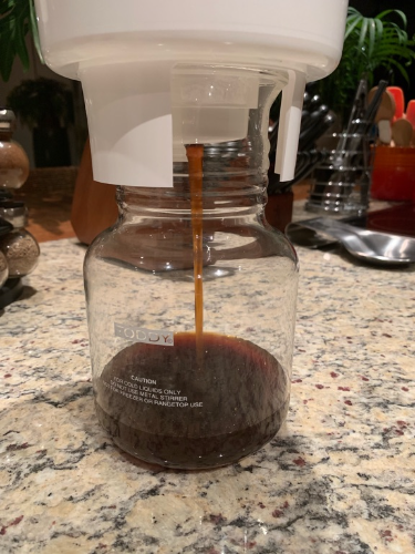 Cold Brew ficou excelente, muito aromático e com uma proporção que achei muito boa. 1:8 com 13h no Toddy.
Depois dilui em 40% de água e acrescentei rodelas de laranja. ;)