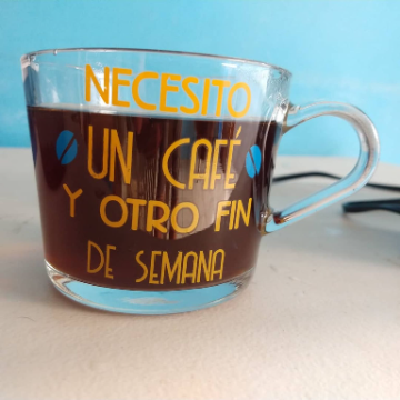 Disfrutando un rico café recién molido.
