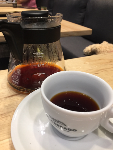 Vale à visita na nova cafeteria Dulcerrado no Shopping Jardim Sul em SP. Cafés ótimos e com diferentes tipos de preparo! Desta vez, tomei a edição especial do produtor Edurado Campos preparado no Hario V60.