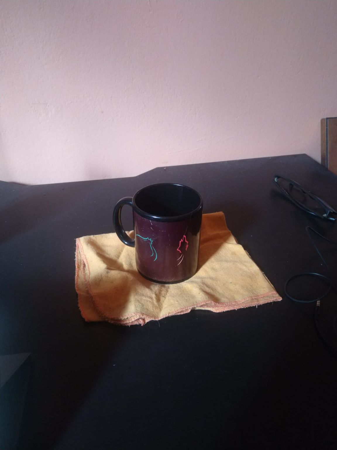 Caneca de Pokémon, já tá cheia de marca, tadinha.