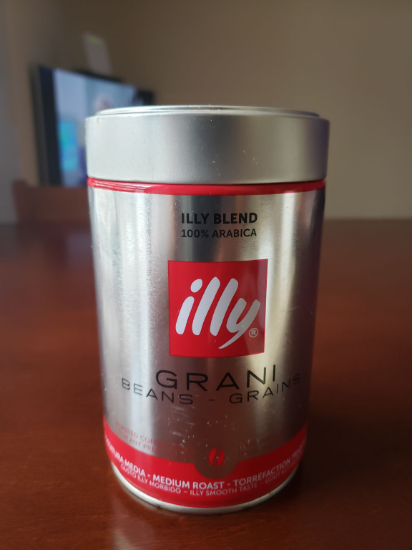 Muy buen café de tostado medio, molido medio y en cafetera de expreso. 