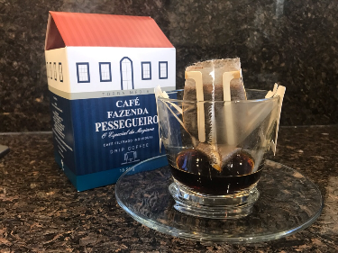 Sachê com coador descartável. Muito pratico. O café é ótimo, a extração também excelente. Uma bebida límpida, sem resíduos do pó. Filtro excelente. Só não pontuou melhor porque o sabor estava um pouco passado. Não acho que segura 12 meses de validade.