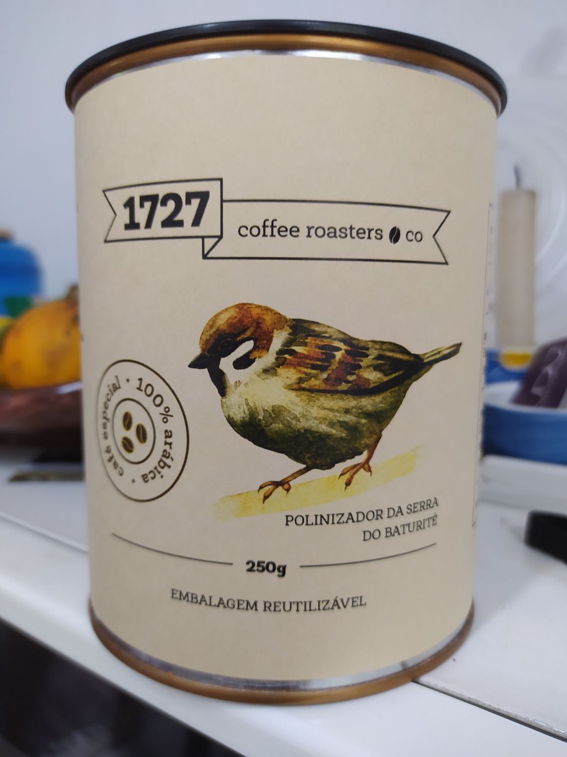 Café com baixíssima acidez e notas de castanhas com um leve toque de chocolate ao leite. A maior riqueza está na finalização prolongada e livre de amargor. 