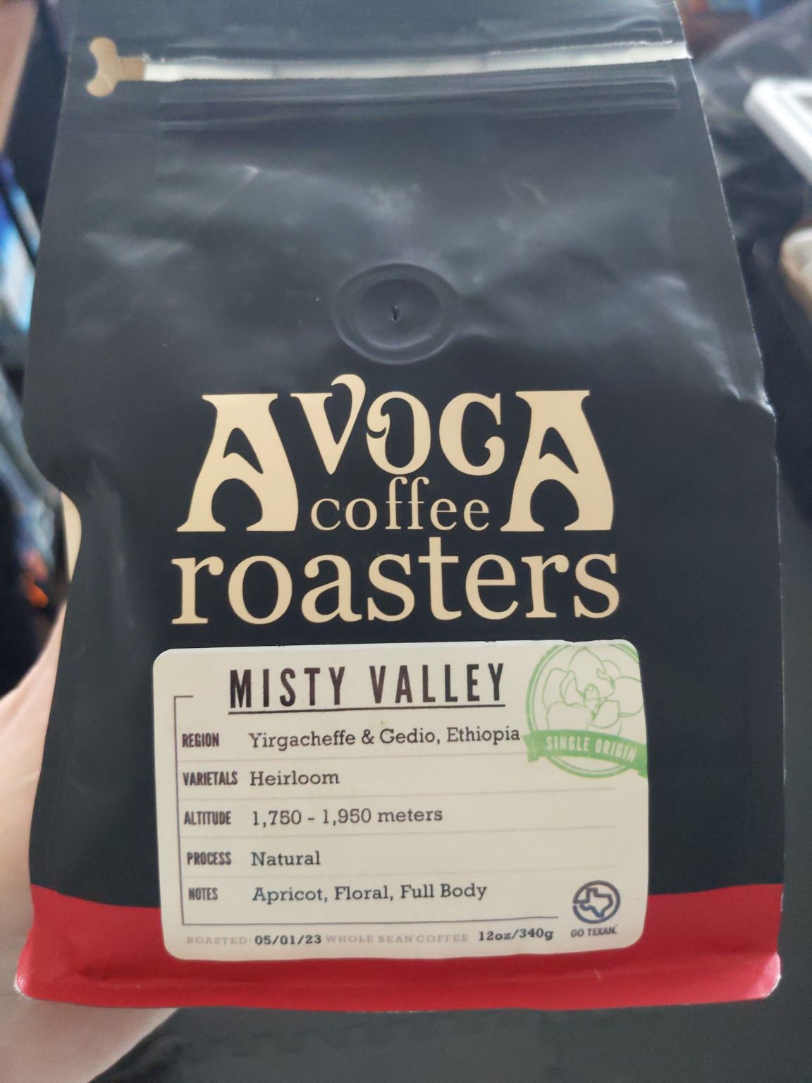 Cacao, yeast, full bodied for sure. I get something that could be adjacent to apricot, a fruity freshness and zing, but not citrus. WOW, very good 