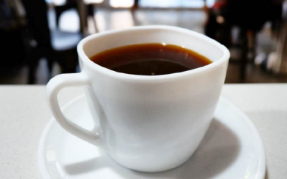 Hoy preparé el mejor café americano, de esta forma:
Extraeremos el espresso perfecto en unos 25 segundos y 30 ml.
Para preparar un buen americano, necesitamos más agua. Por lo tanto, preparamos una tetera con agua caliente.
Servimos por separado, una taza grande de café junto al agua en una tetera.
Vertemos el agua caliente sobre el espresso, y disfrutamos de nuestro americano.