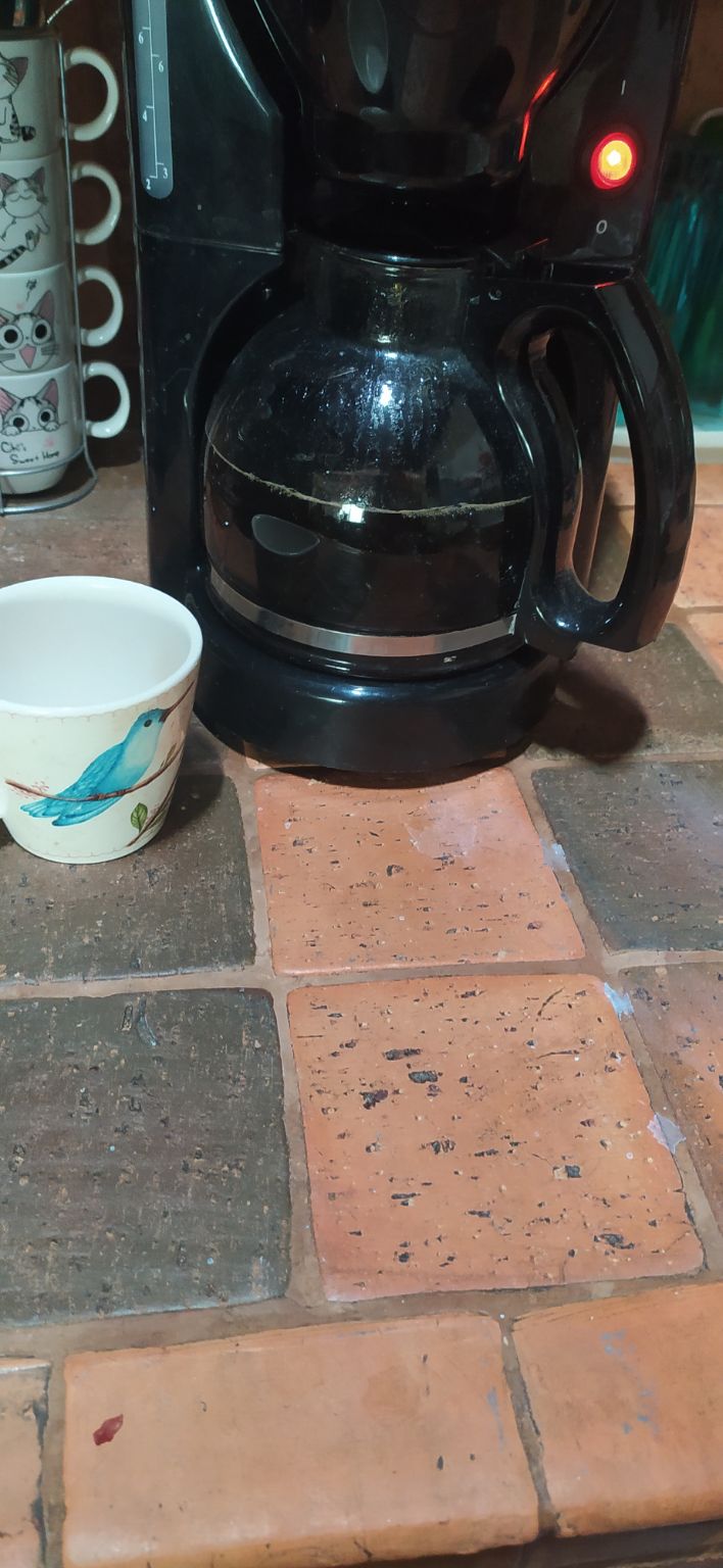 Cafetera de goteo, en finca siempre tienen.