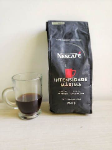 No aroma destaca-se a carbonização. No sabor somente o amargor da torra super intensa e nada mais... Certamente a Nescafé conseguiria fazer algo melhor! 
A questão é... Porque rotular um café extra forte de Premium?