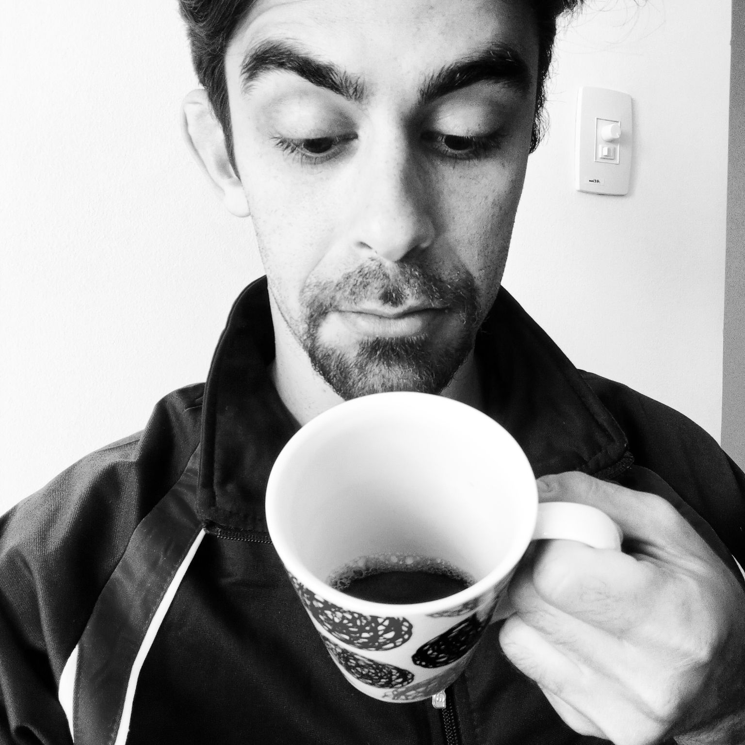 Primeira semana em Curitiba.

Fazia frio e tudo era uma grande descoberta.

Este café foi comprado em uma feira de rua. Foram grãos. Não tinha rótulo. Não tinha luxo. APENAS ERA CAFÉ. SIMPLES COMO A VIDA DEVE SER.