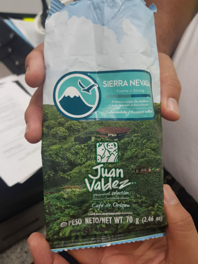 Me recibieron en la planta donde laboro con un excelente café recien hecho en cafetera de goteo; cuando lo tome senti un sabor muy agradable en el paladar en inmediatamente pregunte ¿Que café es?. Me contestaron Juan Valdez, pero dije este es un poco especial y me enseñaron este empaque y me di cuenta que el café de la sierra Nevada es un café delicado y mi calificación es 4,5.