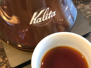 Acidez média, notas tostadas e adocicadas, de melaço. Bem suave, e com a típica característica do café brasileiro.