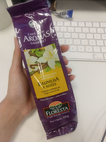 Bem leve e doce. O aroma artificial de baunilha parece natural, dá um sabor bem gostoso no café 