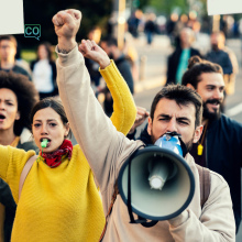 Protestar (protestieren) - Verbkonjugation und Übungen