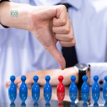 Discriminar (dyskryminować)