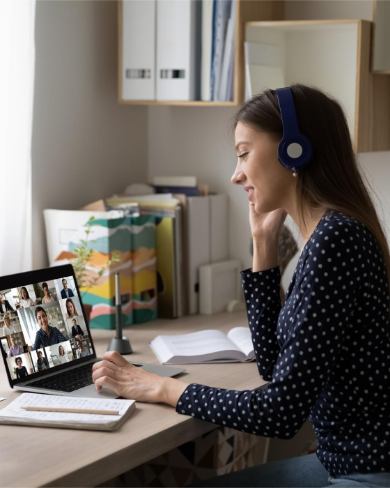 Studente che saluta la videocamera durante una lezione online con coLanguage