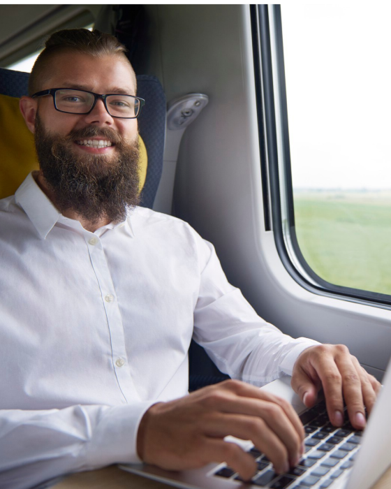 Lo studente sta studiando sul treno con i materiali di coLanguage