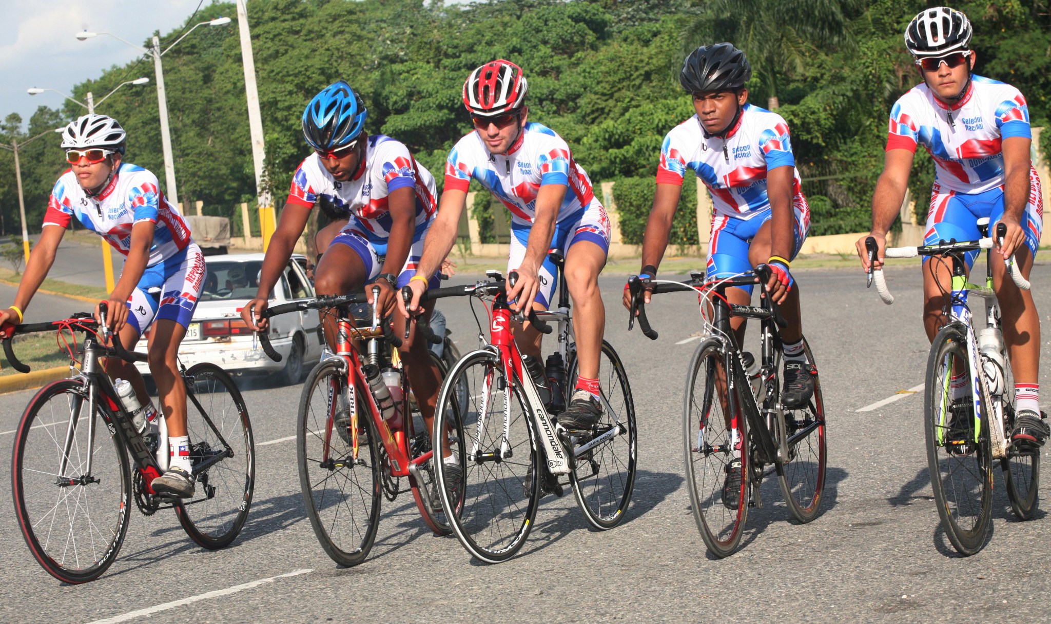 Núñez, Selman y Olivo brillan en prueba ciclismo