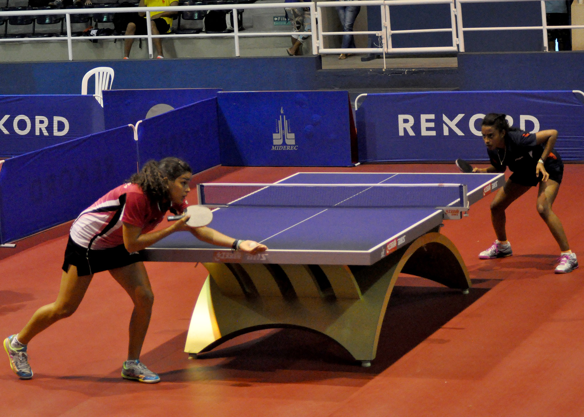 Eva Brito gana otras dos medallas de oro en tenis de mesa