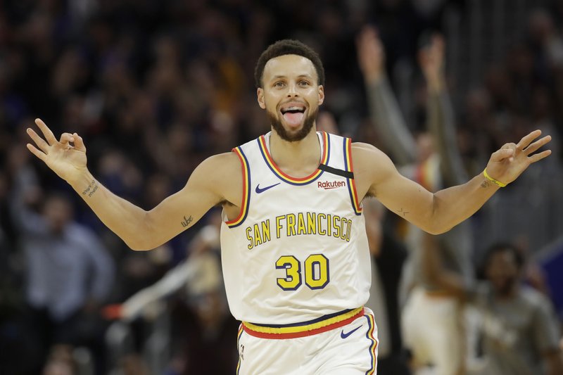 Curry anota 23 en su regreso, Raptors sellan pase a playoff