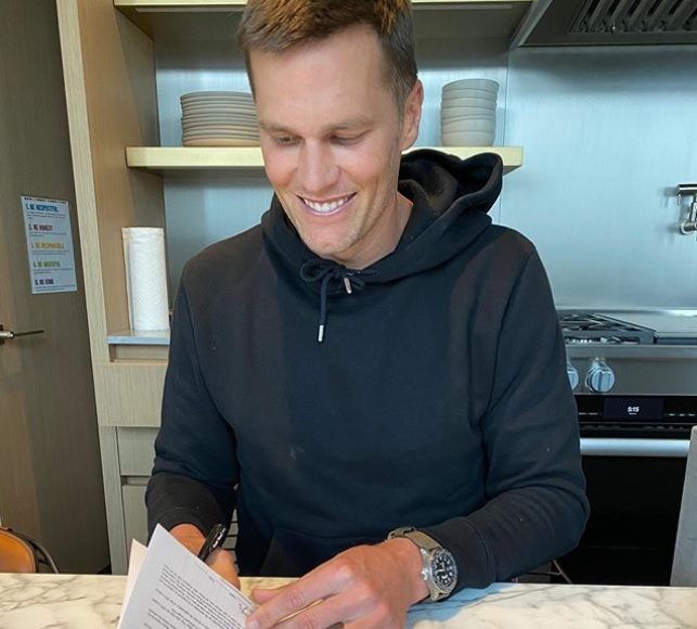 Tom Brady firma contrato y se convierte oficialmente en jugador de Buccaneers