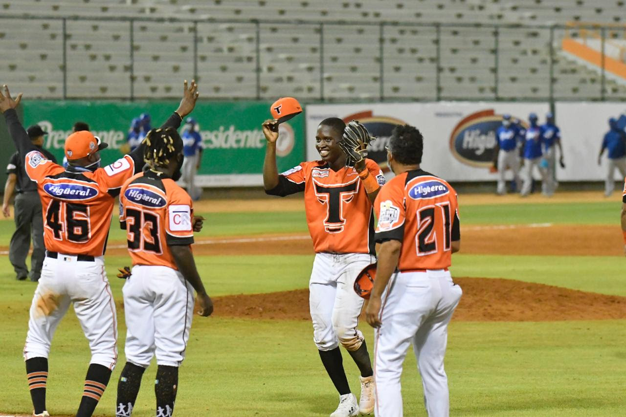 Toros triunfan en doble cartelera contra Licey; En extra innings, Gigantes  vencen a Leones