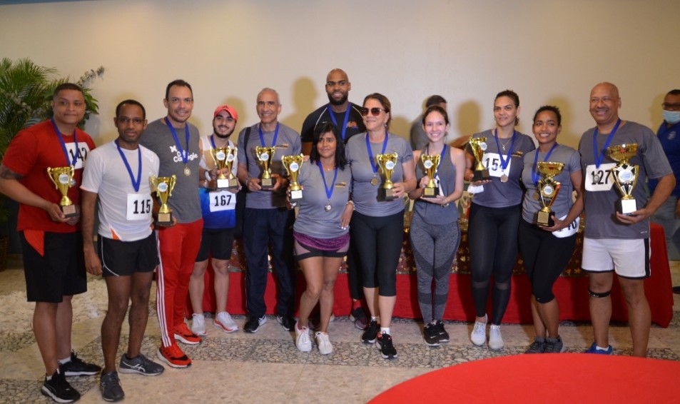 Atletas Luz Paulino y Guido Germán logran máximos honores Maratón Xtreme en Club Naco