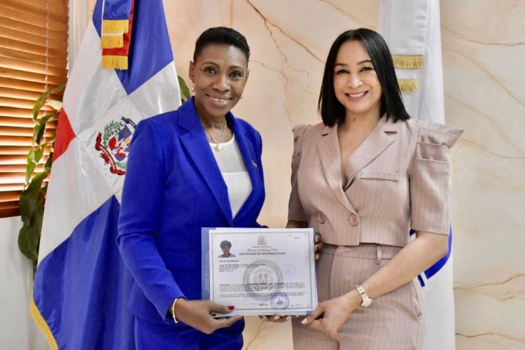 Legendaria voleibolista, Mireya Luis, recibe la nacionalidad dominicana