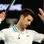 Juez permite a Djokovic quedarse en Australia por el momento
