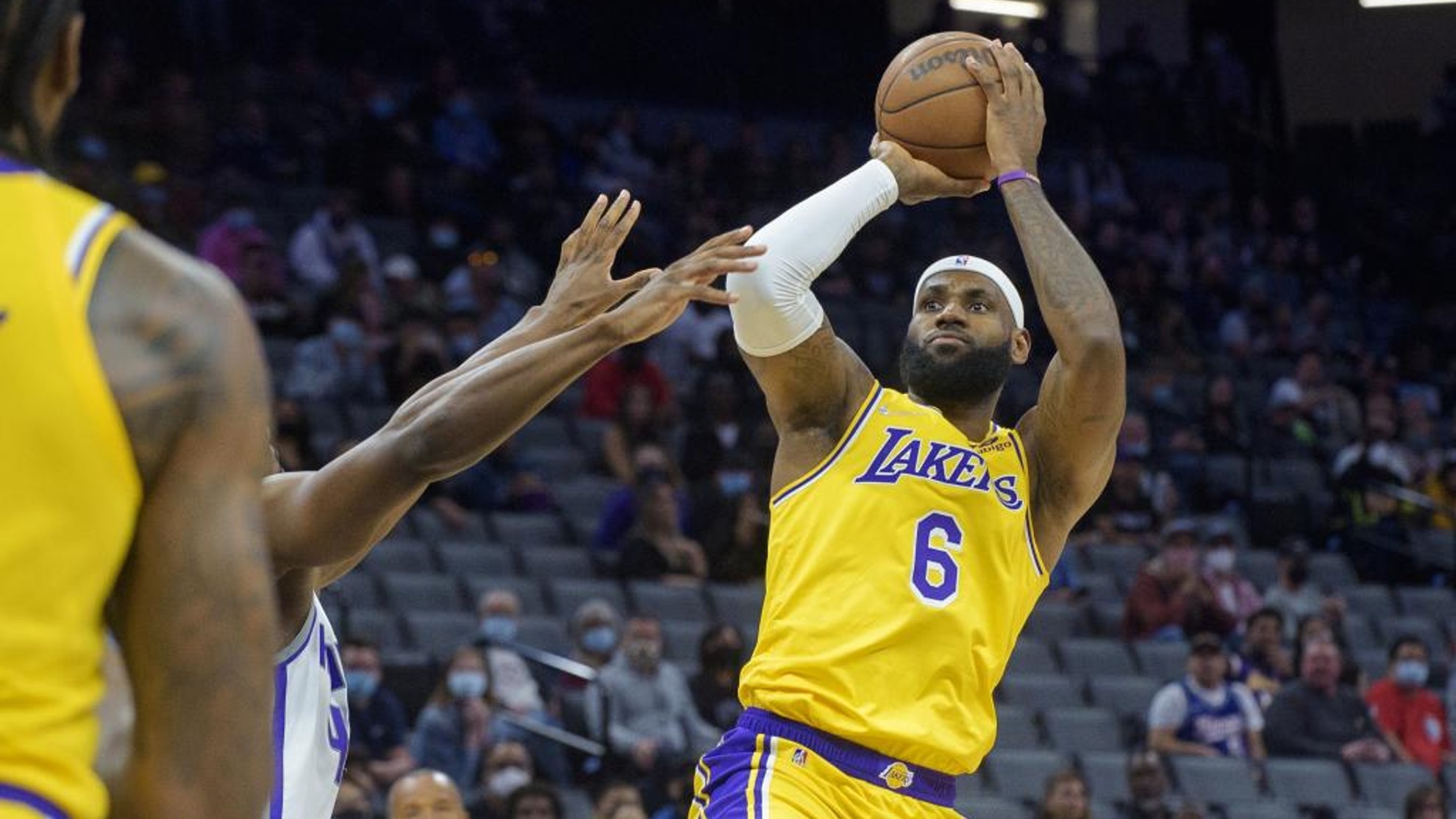 Lakers doblegan a Blazers; LeBron anota 43