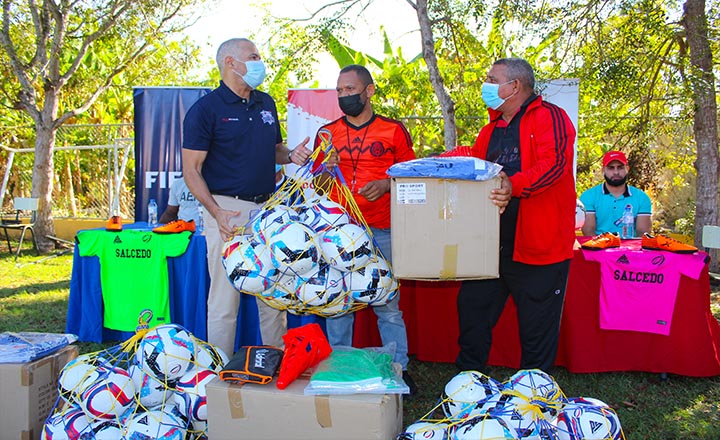 Fedofútbol entrega utilería deportiva a cinco provincias