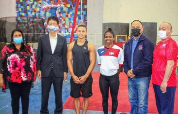 Embajada de Japón dona equipos a la federación de gimnasia