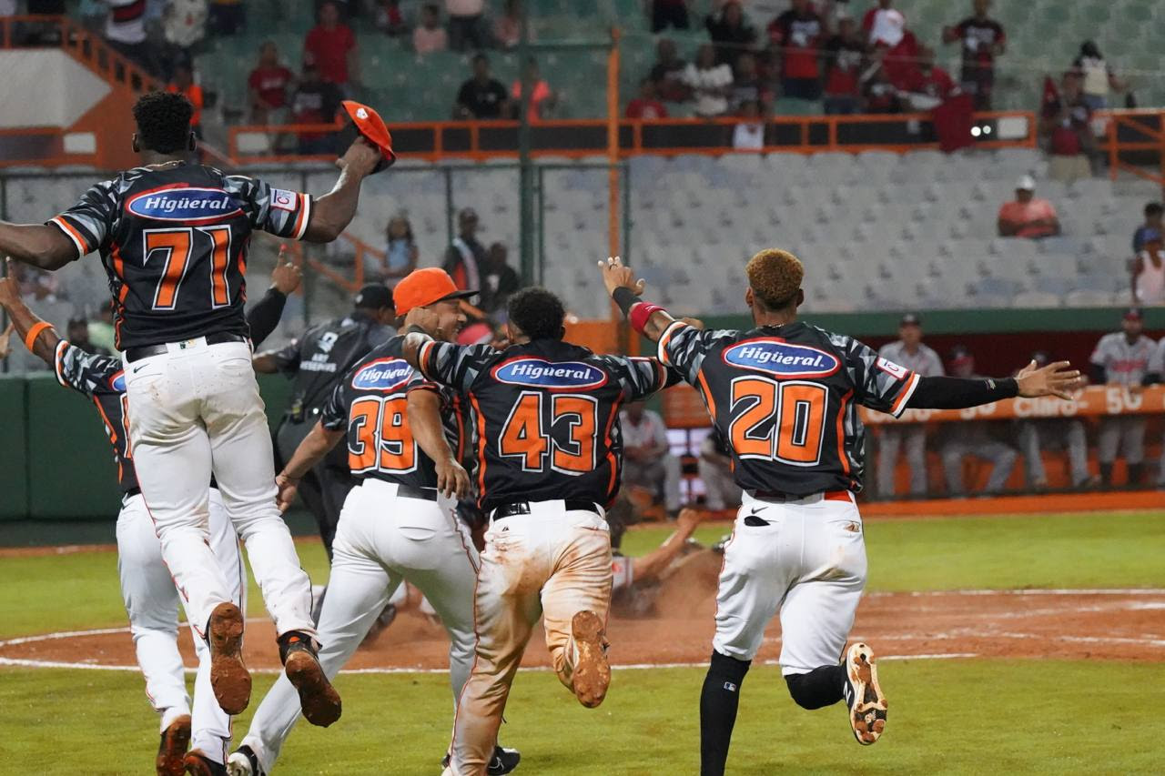 Licey pinta de blanco a Águilas; Gigantes se imponen a Estrellas; Toros  dejan en el terreno a Leones