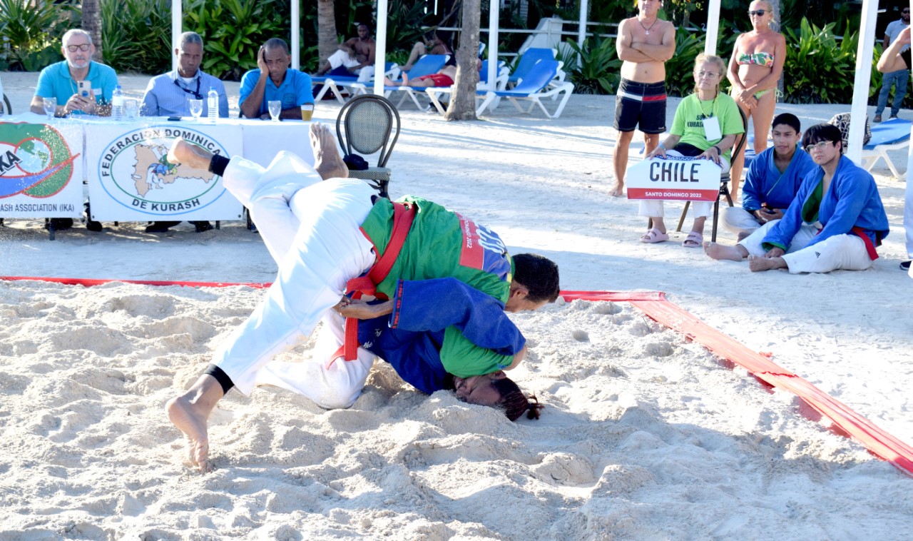 César Naranjo gana categoría  Abierta en el kurash de playa