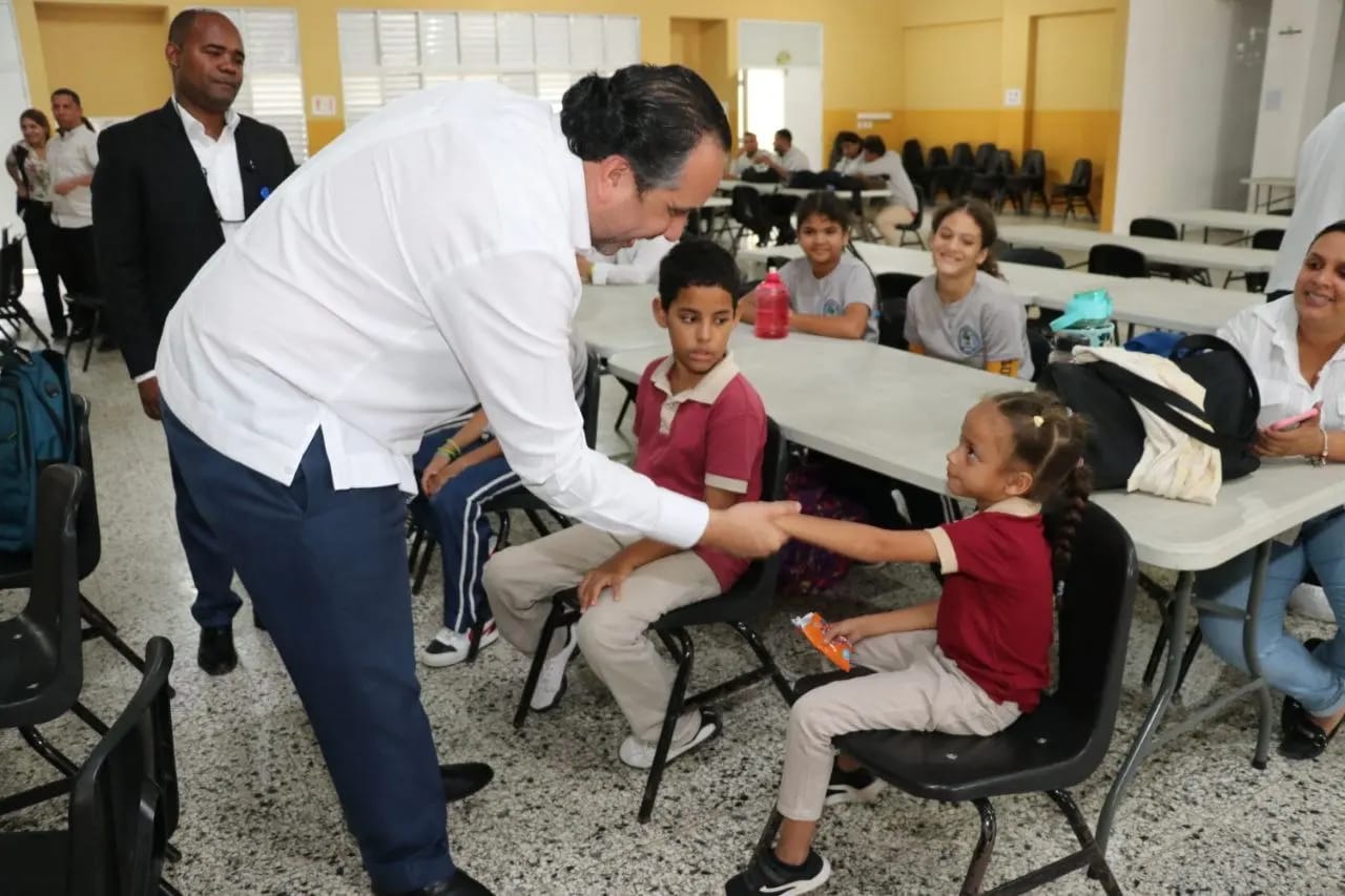 INEFI entrega utilería a dos planteles escolares instalaciones deportivas en La Vega