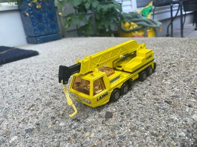 Hercules mobile crane by Matchbox. Everything looks great on this one except the hook. Someone was really hungry and che