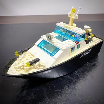 A boat from 80s 🚤 🥳. Lego set 4010 Police Rescue Boat was released in 1987🍀. This one can also float😉. The scuba set beh