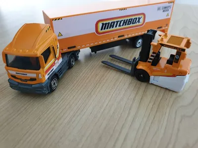 New MB Convoy - MBX Cabover & Box Trailer alongside the MBX Powerlift in Matchbox orange which I found it at Toyworld 🇦🇺
