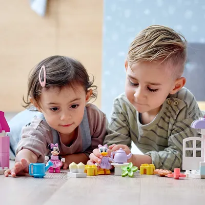 If you’re looking for a dollhouse with Disney magic, LEGO DUPLO® ǀ Disney Minnie’s House and Café (10942) is packed with