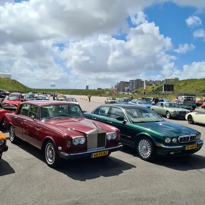 Enough with the Rolls-Royces already? (Never!) Here's the Jaguar next to a 1974 Rolls-Royce Silver Shadow 🇬🇧, or at leas