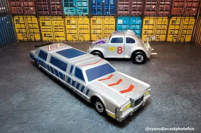Matchbox Connectibles!  Remember these?Make: Lincoln Model: Town Car Limousine Scale: 1/64Manufacturer: Matchbox Make: V