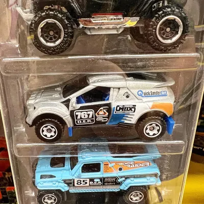 J’adore ce #QuickSander #4x4 présent dans ce pack x5 #Matchbox #Rally II ! 🤩✌️Il me rappelle la #Mega #Desert du #ParisD