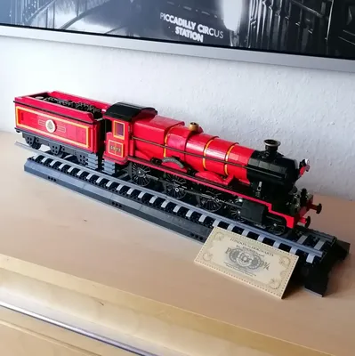 🇩🇪 Die Lok vom UCS Hogwarts Express ist schonmal fertig (Lego® 76405).Habe das Gleis halbiert, deshalb sieht das jetzt e