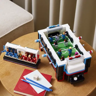 LEGO NoticiasNuevo LEGO Ideas Table Football o Futbolín 21337 set. Cuenta con 22 minifiguras (11 por equipo), con 44 cab
