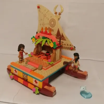 🇩🇪 Vainas Katermaran (Lego® 43210 - btw eine der coolsten Set Nummern ever 😂).Ein optisch sehr schönes Schiff. Realismus
