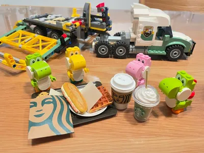 ヨッシー4兄弟のカフェタイム🦖🍪☕️先日のヨッシー組み立て体験の2匹にピンクとイエローを追加して🩷💛スタバのミニチュアが届いたから一緒に遊ぶ？と次男に聞くとジュラシックワールドのアロサウルス輸送トラックを持ってきてヨッシー達を乗せてスタバに